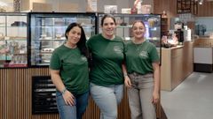 Iria Garc�a, en el centro, posa junto a dos de sus trabajadoras en O Carballi�o.