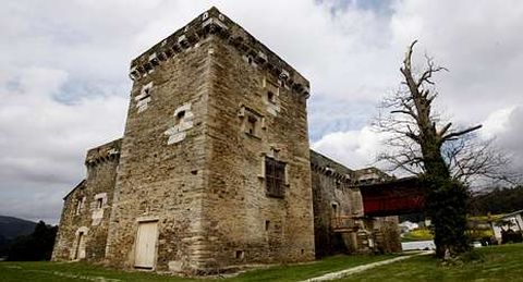 Imagen exterior del Pazo Fortaleza de Tovar, una joya en Lourenzá.