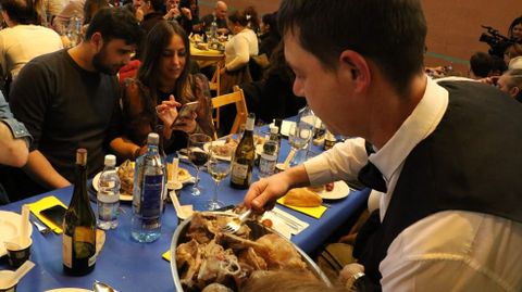 Codillo.M�s de 1.050 comensales se citaron en la Festa do Codillo