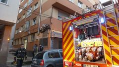 Bomberos el da 6 ante el edificio en el que se produjo el incendio.