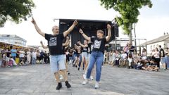 Actuacin de grupos de Xermolos en las fiestas de Guitiriz 