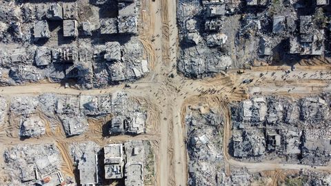 Casas y edificios en ruinas, tras un alto el fuego entre Israel y Ham�s, en el norte de la Franja de Gaza, a vista de dron.