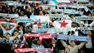 Aficionados del Celta, ante el Estrella Roja en la grada visitante.
