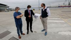 El presidente de la Autoridad Portuaria, Martín Fernández, acompañado por el guía de Turismo, Suso Martínez y el periodista, Rubén Ventureira. 