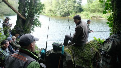 El pescador Carlos �lvarez, en el centro, con sus compa�eros tras pescar el Campanu de Asturias