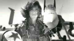 Tammie Jo Shults fue una de las primeras mujeres piloto de caza. En la foto, en 1992 ante un F-18