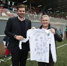 Santillana entreg� a L�pez una camiseta firmada.