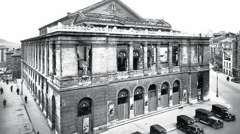 Oviedo, 1934. En la imagen podemos ver el estado en que qued el Teatro Campoamor tras ser incendiado durante la Revolucin. Tambin se aprecia la destruccin de varios edificios en la calle Argelles y, a la izquierda, la desaparecida escalinata que bajaba hacia Alonso Quintanilla