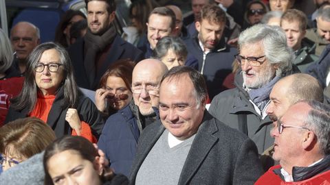 Chelo Loureiro y Miguel Loureiro, entre los manifestantes, antes de subir al balcón para leer la declaración institucional