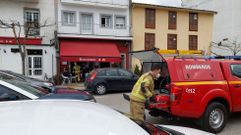 Los bomberos del parque comarcal, durante el operativo en el restaurante monfortino