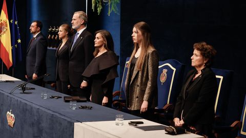 El rey Felipe (3i), la reina Letizia (3d) la princesa Leonor (2i), la infanta Sofía (2d) , el presidente de Asturias, Adrián Barbón (i) y la presidenta de la Fundación Princesa de Asturias, Ana Isabel Fernández (d), durante la ceremonia de entrega de los Premios Princesa de Asturias, este viernes en el Teatro Campoamor de Oviedo