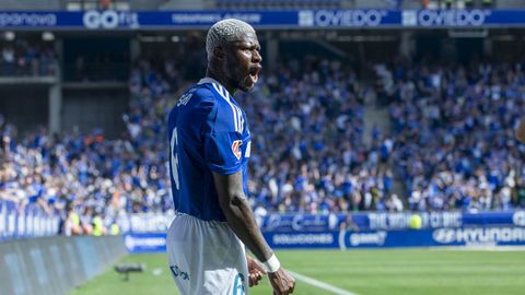 Kwasi Sibo celebra un gol del Real Oviedo