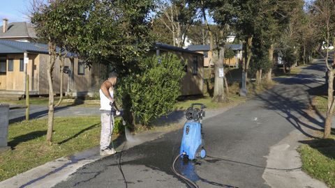 �ltimos preparativos, ayer, para recibir a los primeros hu�spedes en el C�mping Valdovi�o