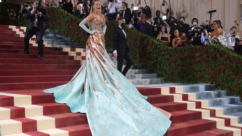 El vestido de Blake Lively se desmontaba revelando una gran cola azul