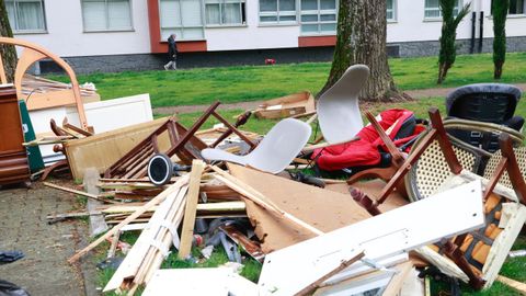Acumulaci�n de enseres en el barrio de Caranza.