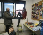 Los concejales Mouri�o y Mar�a inspeccionaron ayer el interior y el exterior del colegio. 