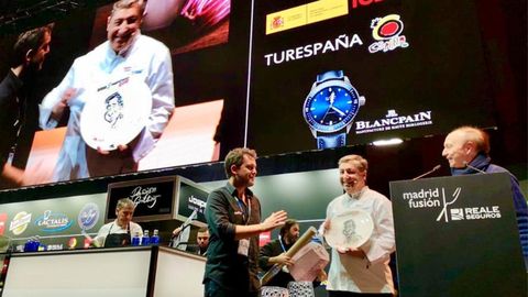 Rafael Leafar entrega a Joan Roca el plato con su caricatura en el escenario de Madrid Fusi�n