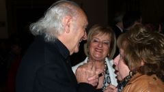 Amancio Prada, antes de la actuaci�n, junto a Aida Men�ndez y Flora Enr�quez