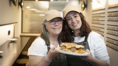 Sol y Pepa muestran en Corrosco su bocadillo de alb�ndigas de vaca rubia gallega con salsa secreta de la casa. La bocater�a, en el n�mero 11 de la r�a de San Pedro, abre de mi�rcoles a domingo (entre las 19.30 y las 23.30 horas). Enfocada en una cocina para llevar y a domicilio, tambi�n ofrece un servicio de c�tering para cumplea�os y eventos peque�os. 