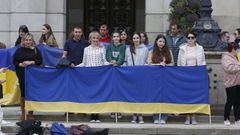 De izquierda a derecha en primera fila: Chus y Pedro con Viktoria y sus hijas, Daria y Katerina, junto a Tasha y su madre, Natalia