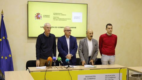 Rueda de prense del subdelegado del Gobierno, Eladio Santos, y el presidente de la Confederacin Hidrogrfico del Mio Sil, Jos Antonio Quiroga, en el centro