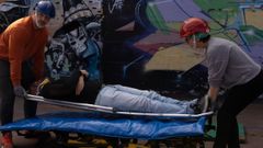 Imagen tomada por alumnos de la escuela Antonio Fa�lde a alumnos de A Carballeira retirando a una de las falsas v�ctimas del accidente