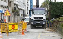 El muro comenz� a retirarse ayer en la zona donde iban a ir las gradas ahora descartadas. 