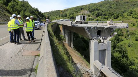 Uno de los vanos del viaducto se hundi por completo, desplazando un pilar.