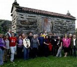 Los hospitaleros, ayer por la tarde en Corcubi�n. 