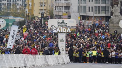 Miembros de la organizaci�n conteniendo a los corredores antes de empezar la San Marti�o�.
