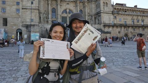 Imagen de archivo de dos peregrinos coreanos en el Obradoiro en el 2024.