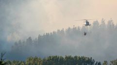 En las tareas de extinci�n del incendio de O Fabeiro participaron varios helic�pteros