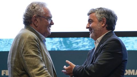 El consejero de Movilidad, Medio Ambiente y Gesti�n de Emergencias, Alejandro Calvo (d), y el presidente de Asetra, Ovidio de la Roza (i), participan este viernes en la XXXI Jornada del Transporte