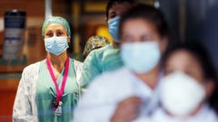 Trabajadores sanitarios, en el Hospital Montecelo de Pontevedra