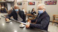 El matrimonio formado por Edmundo Rodr�guez y Josefa Vidal, de vuelta a la barra de la cafeter�a Lienzo, en la calle del Cardenal, en Monforte