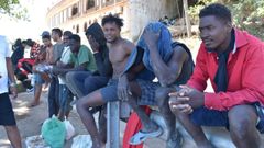 Inmigrantes esperando en el exterior del centro de estancia temporal de Ceuta.