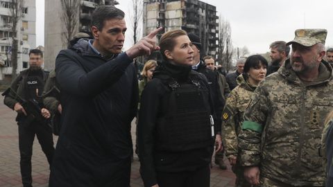 El presidente del Gobierno, Pedro S�nchez, y la primera ministra danesa, Mette Frederiksen, acompa�ados por la viceprimera ministra de Ucrania de Asuntos Europeos, Olha Stefanishyna, en su visita este jueves a la ciudad de Borodianka, en Ucrania.
