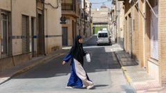 Una mujer musulmana en una calle de Jumilla, en una foto de archivo
