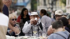 Un turista bebe un caf� en la plaza de la Catedral, en Oviedo.