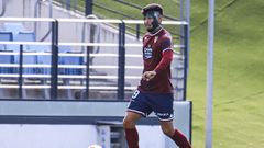 Benjamín Garay, con la máscara con la que debe jugar, en el partido ante el Castilla