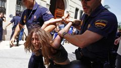 La madre de los peque�os de Godella fue detenida en el 2011 en Valencia en una protesta de los  indignados del 15M, y acusada de des�rdenes p�blicos y atentado a la autoridad, por lanzar botellas y propinar patadas a los agentes