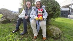 Jose y Ana, con los peluches de los dos ni�os que acogieron y que siguen viviendo en su hogar.