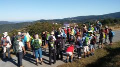 Participantes en un reciente recorrido guiado por el geoparque organizado por el club Monta�eiros Celtas