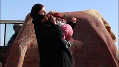 Leonora, con uno de sus dos hijos, en medio del desierto sirio