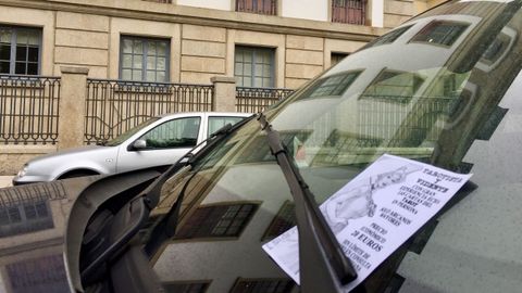 Algunos de los carteles colocados en los coches aparcados ante la Audiencia Provincial, que se investiga si fueron repartidos por la jueza de Vigilancia Penitenciaria