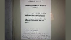 Cartel de agradecimiento a una enfermera de la UCI del HUCA colgado por sus vecinos, en Colloto