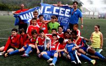 Los futbolistas ceenses y el cuerpo t�cnico festejaron el t�tulo en el campo soneir�n.