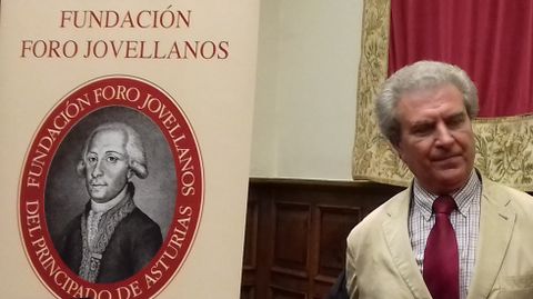 Csar Antonio Molina, ante un grabado de Jovellanos