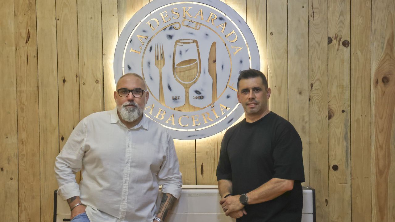 Una taberna andaluza en el corazón de Ferrol: «Con atún de Barbate, tortillitas de camarón y rebujitos»