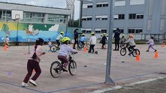 Imagen de la sesi�n llevada a cabo en el patio del colegio carball�s 